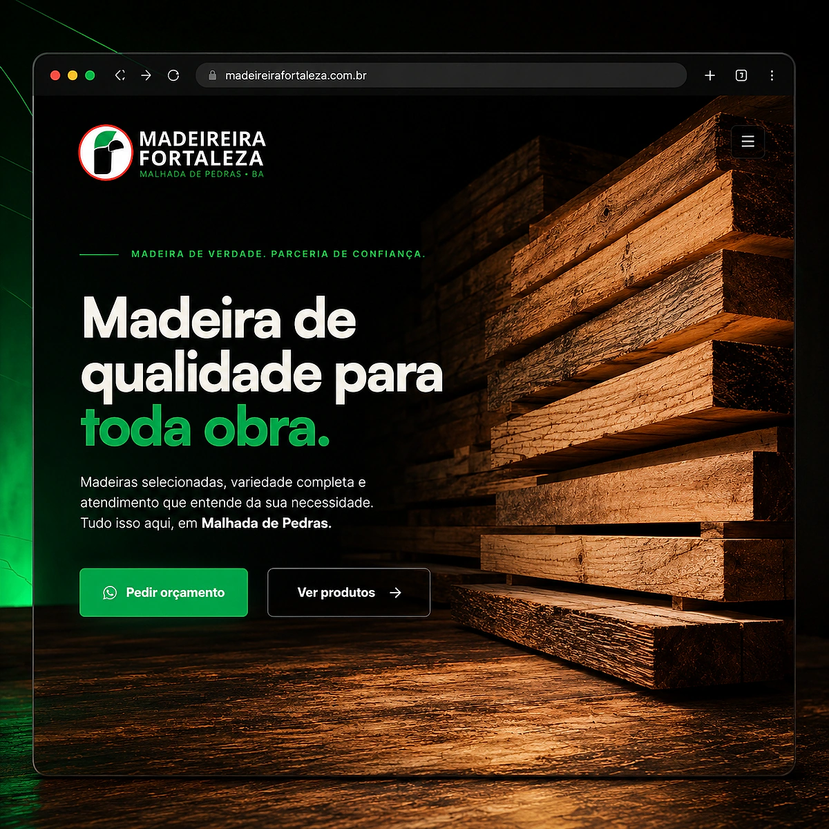 Mockup editorial do site da Madeireira Fortaleza em cenário escuro com madeira